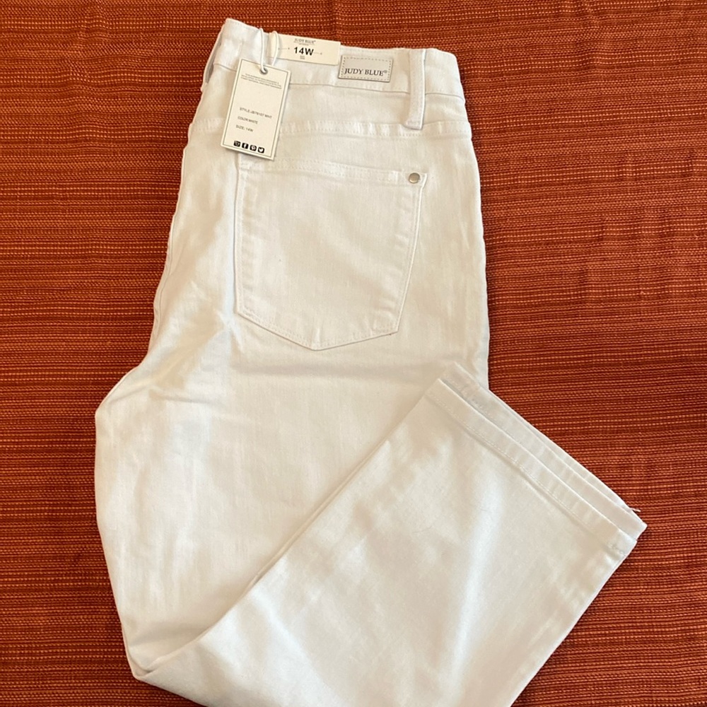 Judy Blue white Capri cropped jeans. Size 14W. Very stretchy. Mid rise skinny